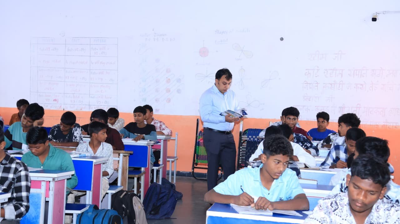  పరిసరాలు పరిశుభ్రం గా ఉండాలి    పదవ తరగతి విద్యార్థులు  ప్రణాళిక ప్రకారం గా ప్రిపేర్ అవ్వాలి    జిల్లా కలెక్టర్ సందీప్ కుమార్ ఝా 